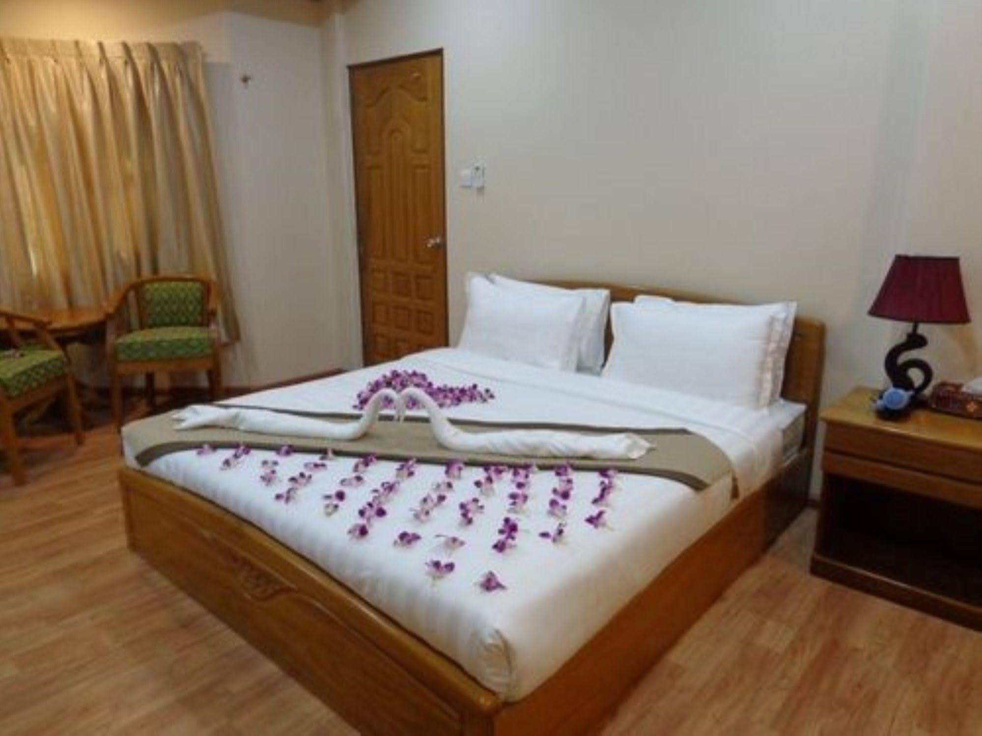 Royal Khattar Hotel Янгон Экстерьер фото