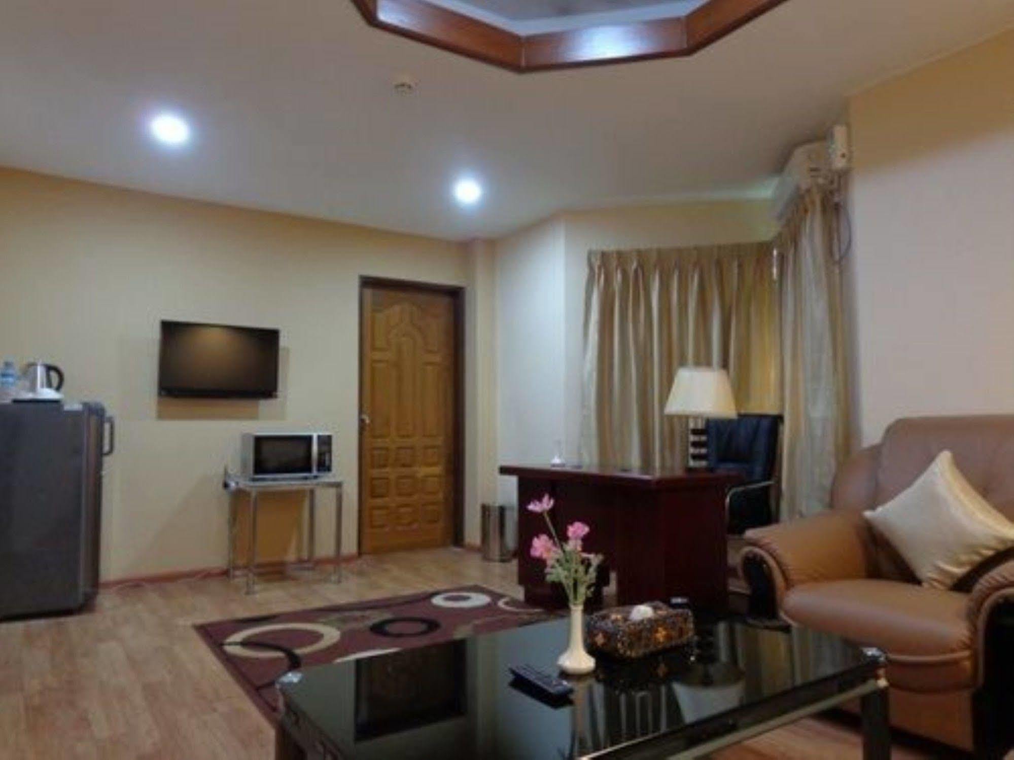 Royal Khattar Hotel Янгон Экстерьер фото