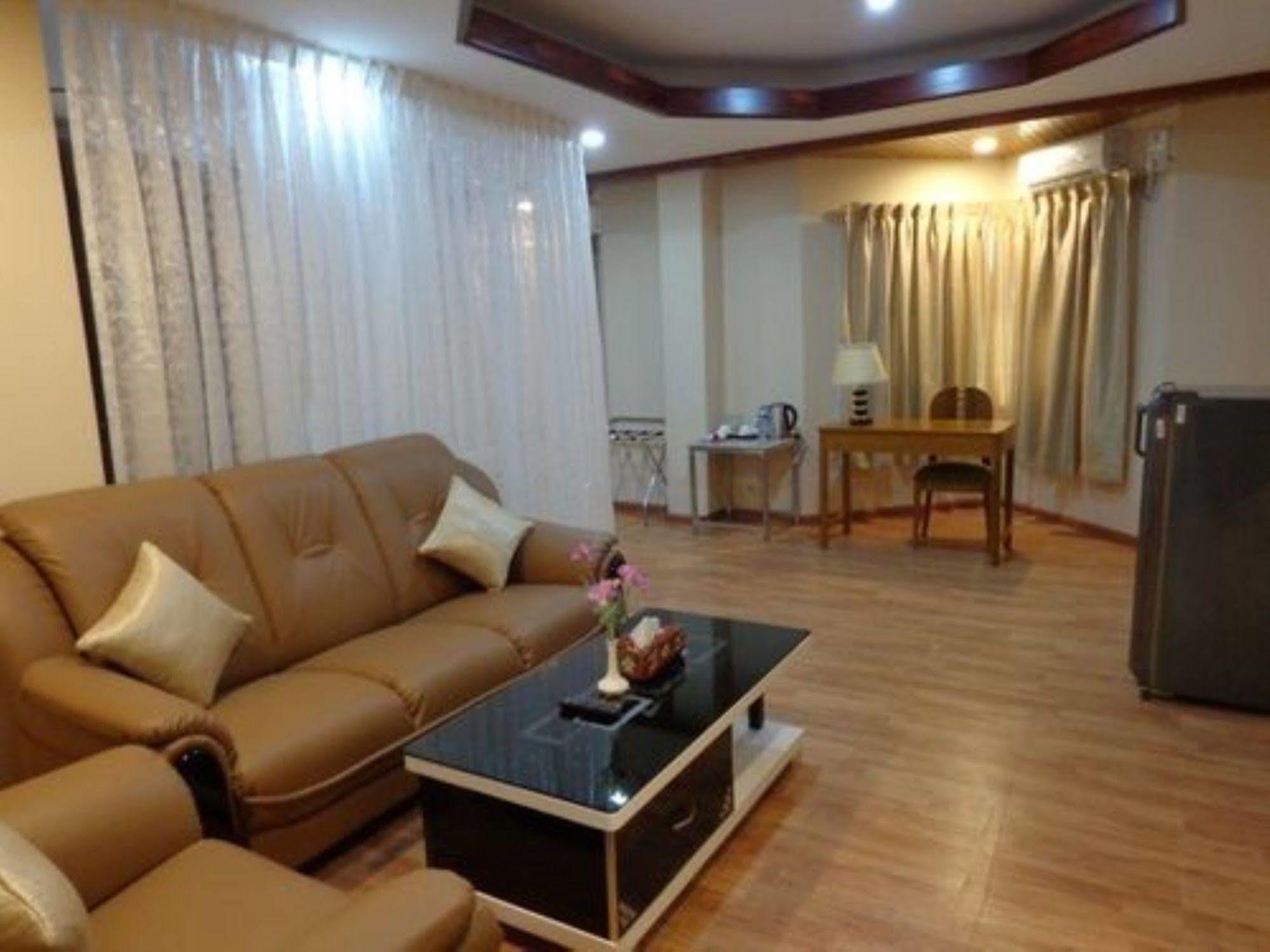 Royal Khattar Hotel Янгон Экстерьер фото